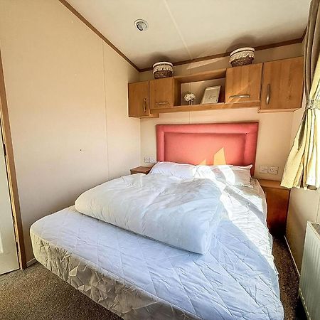 Lovely 6 Berth Caravan For Hire At Manor Park In Hunstanton Norfolk Ref 23044S 외부 사진